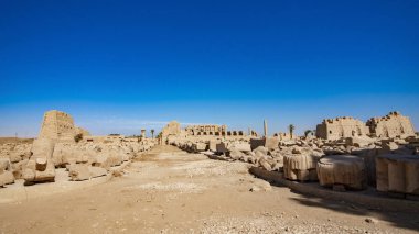 Luksor, Mısır'daki Karnak Tapınağı. Karnak Tapınağı Karnak Arapça Khurnak anlamı müstahkem köy, bilinen karmaşık, çürümüş tapınaklar, Şapel, dikmesi ve diğer binalar Mısır'daki büyük bir karışımı oluşur. İkinci en çok ziyaret edilen 