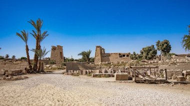 Luksor, Mısır'daki Karnak Tapınağı. Karnak Tapınağı Karnak Arapça Khurnak anlamı müstahkem köy, bilinen karmaşık, çürümüş tapınaklar, Şapel, dikmesi ve diğer binalar Mısır'daki büyük bir karışımı oluşur. İkinci en çok ziyaret edilen 