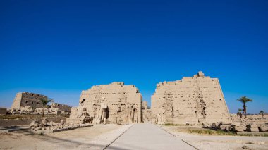Luksor, Mısır'daki Karnak Tapınağı. Karnak Tapınağı Karnak Arapça Khurnak anlamı müstahkem köy, bilinen karmaşık, çürümüş tapınaklar, Şapel, dikmesi ve diğer binalar Mısır'daki büyük bir karışımı oluşur. İkinci en çok ziyaret edilen 