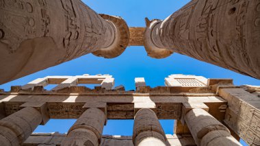 Luksor, Mısır'daki Karnak Tapınağı. Karnak Tapınağı Karnak Arapça Khurnak anlamı müstahkem köy, bilinen karmaşık, çürümüş tapınaklar, Şapel, dikmesi ve diğer binalar Mısır'daki büyük bir karışımı oluşur. İkinci en çok ziyaret edilen 