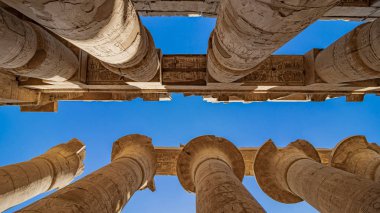 Luksor, Mısır'daki Karnak Tapınağı. Karnak Tapınağı Karnak Arapça Khurnak anlamı müstahkem köy, bilinen karmaşık, çürümüş tapınaklar, Şapel, dikmesi ve diğer binalar Mısır'daki büyük bir karışımı oluşur. İkinci en çok ziyaret edilen 