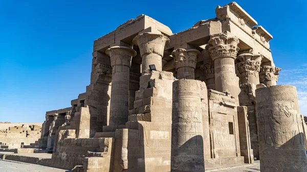 Kom Ombo Tapınağı. Kom Ombo, Mısır 'da Kom Ombo Tapınağı ile ünlü bir tarım kasabasıdır. Altın Şehir anlamına gelen Nubt adında bir Mısır şehriydi. Nubt ayrıca Nubet ya da Nubyt olarak da bilinir.-