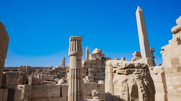 エジプト ルクソールのカルナック神殿 アラビア語 Khurnak 意味要塞化された村からカルナック 通称カルナック寺院群は 朽ち果てた寺院 礼拝堂 パイロン エジプトの他の建物の広大なミックスで構成されます — ストック写真