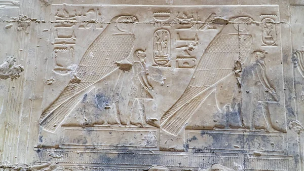 アビドスのセティ1世の神殿 今日では アビドスは19世紀から現代に至るまでアビドス王リストとして知られている碑文を含むセティ1世の記念寺院で有名です これは ほとんどの触手を示す時系列リストです — ストック写真