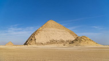 Bent Piramidi, Kahire 'nin yaklaşık 40 kilometre güneyinde, Eski Krallık Firavunu Sneferu' nun altında inşa edilmiş Dahshur kraliyet mezarlığında bulunan antik bir Mısır piramididir. Mısır