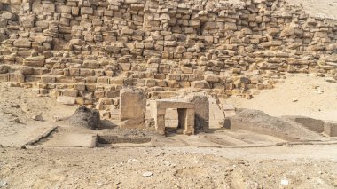 Bent Piramidi, Kahire 'nin yaklaşık 40 kilometre güneyinde, Eski Krallık Firavunu Sneferu' nun altında inşa edilmiş Dahshur kraliyet mezarlığında bulunan antik bir Mısır piramididir. Mısır