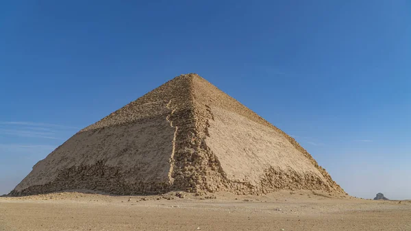 Изогнутая Пирамида Изогнутая Пирамида Древняя Египетская Пирамида Расположенная Царском Некрополе — стоковое фото
