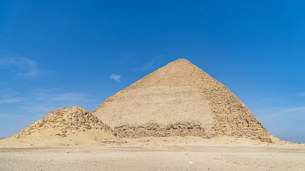 本特金字塔 Bent Pyramid 是一座古埃及金字塔 位于开罗以南约40公里处的达舒尔皇家墓地 由古埃及法老斯奈弗鲁建造 — 图库照片