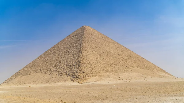 红金字塔 Red Pyramid 又称北金字塔 North Pyramid 是位于埃及开罗Dahshur墓地的三大金字塔中最大的一座 — 图库照片