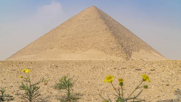 红金字塔 Red Pyramid 又称北金字塔 North Pyramid 是位于埃及开罗Dahshur墓地的三大金字塔中最大的一座 — 图库照片