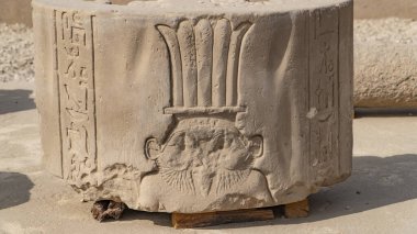 Dendera tapınak veya tapınak Hathor. Mısır. Dendera da Denderah, yazıldığından, bir küçük kasaba ve yaklaşık 5 kilometre güneyinde Qena, nehrin karşı tarafta Nil Batı kıyısında yer alan Mısır'daki eski piskoposluk olduğunu. Bulunduğu yaklaşık olduğunu