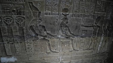 Dendera tapınak veya tapınak Hathor. Mısır. Dendera da Denderah, yazıldığından, bir küçük kasaba ve yaklaşık 5 kilometre güneyinde Qena, nehrin karşı tarafta Nil Batı kıyısında yer alan Mısır'daki eski piskoposluk olduğunu. Bulunduğu yaklaşık olduğunu