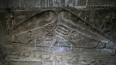 Dendera tapınak veya tapınak Hathor. Mısır. Dendera da Denderah, yazıldığından, bir küçük kasaba ve yaklaşık 5 kilometre güneyinde Qena, nehrin karşı tarafta Nil Batı kıyısında yer alan Mısır'daki eski piskoposluk olduğunu. Bulunduğu yaklaşık olduğunu