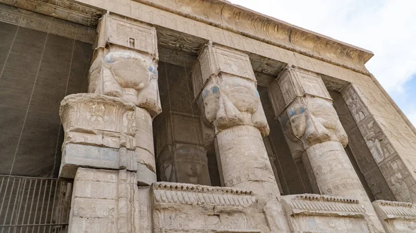 Dendera tapınak veya tapınak Hathor. Mısır. Dendera da Denderah, yazıldığından, bir küçük kasaba ve yaklaşık 5 kilometre güneyinde Qena, nehrin karşı tarafta Nil Batı kıyısında yer alan Mısır'daki eski piskoposluk olduğunu. Bulunduğu yaklaşık olduğunu