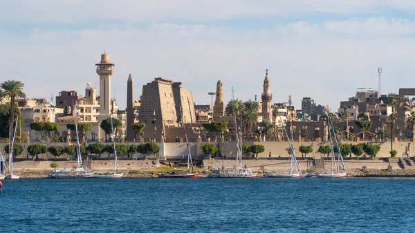Луксор Египет Январь 2020 Набережная Нила Лодками Храмом Луксора Луксоре — стоковое фото