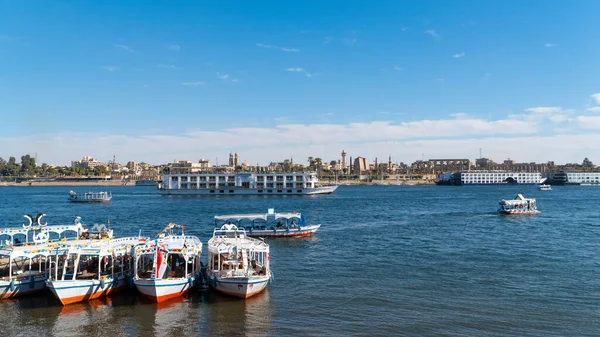 Luxor Egypt January 2020 Nile Embankment Boats Luxor Temple Luxor — Stock Photo, Image