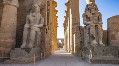 Luxor, Mısır 'daki Luxor Tapınağı. Luxor Tapınağı, Nil Nehri 'nin doğu kıyısında yer alan ve günümüzde Luxor olarak bilinen antik Teb şehrinde yaklaşık olarak M.Ö. 1400 yılında inşa edilen büyük bir Antik Mısır tapınak kompleksi..