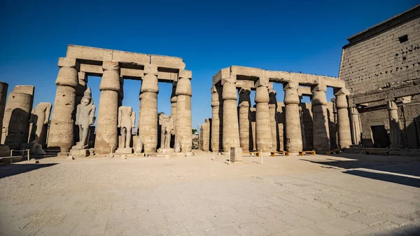 エジプトのルクソールにあるルクソール神殿 ルクソール神殿 Luxor Temple 古代テーベのルクソール Luxor として知られるナイル川東岸に位置する古代エジプトの大寺院群で 紀元前1400年頃に建設された — ストック写真