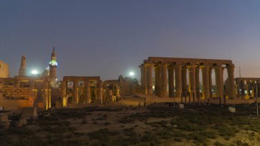 Luxor, Mısır 'daki Luxor Tapınağı. Luxor Tapınağı, Nil Nehri 'nin doğu kıyısında yer alan ve günümüzde Luxor olarak bilinen antik Teb şehrinde yaklaşık olarak M.Ö. 1400 yılında inşa edilen büyük bir Antik Mısır tapınak kompleksi..