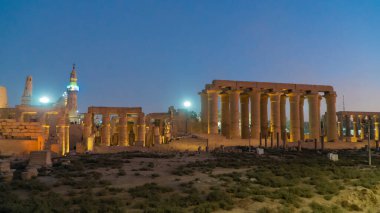 Luxor, Mısır 'daki Luxor Tapınağı. Luxor Tapınağı, Nil Nehri 'nin doğu kıyısında yer alan ve günümüzde Luxor olarak bilinen antik Teb şehrinde yaklaşık olarak M.Ö. 1400 yılında inşa edilen büyük bir Antik Mısır tapınak kompleksi..