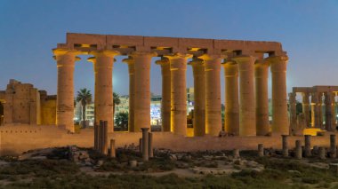 Luxor, Mısır 'daki Luxor Tapınağı. Luxor Tapınağı, Nil Nehri 'nin doğu kıyısında yer alan ve günümüzde Luxor olarak bilinen antik Teb şehrinde yaklaşık olarak M.Ö. 1400 yılında inşa edilen büyük bir Antik Mısır tapınak kompleksi..