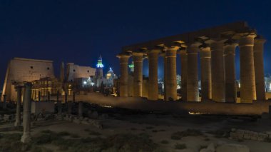 Luxor, Mısır 'daki Luxor Tapınağı. Luxor Tapınağı, Nil Nehri 'nin doğu kıyısında yer alan ve günümüzde Luxor olarak bilinen antik Teb şehrinde yaklaşık olarak M.Ö. 1400 yılında inşa edilen büyük bir Antik Mısır tapınak kompleksi..