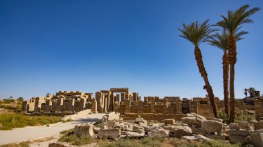 Luksor, Mısır'daki Karnak Tapınağı. Karnak Tapınağı Karnak Arapça Khurnak anlamı müstahkem köy, bilinen karmaşık, çürümüş tapınaklar, Şapel, dikmesi ve diğer binalar Mısır'daki büyük bir karışımı oluşur. İkinci en çok ziyaret edilen 