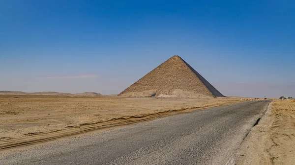 本特金字塔 Bent Pyramid 是一座古埃及金字塔 位于开罗以南约40公里处的达舒尔皇家墓地 由古埃及法老斯奈弗鲁建造 — 图库照片