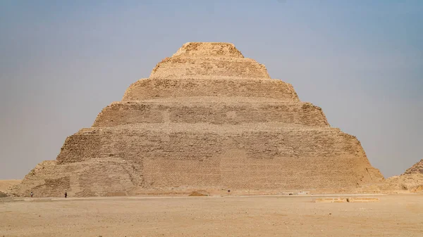 朱瑟金字塔 Pyramid Djoser或Djeser Zoser Step Pyramid 是埃及萨卡拉墓地的考古遗迹 位于孟菲斯市西北部 六层四面结构是埃及最早的巨石阵建筑 它是我建造的 — 图库照片