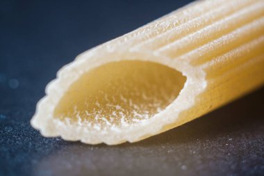 Siyah zemin üzerinde tek İtalyan makarnası.