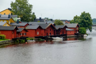 Porvoo nehrinin kıyısındaki kırmızı balıkçıların evleri. Porvoo, Finlandiya. Finlandiya 'nın eski Porvoo kasabası Porvoo nehrinin kıyısındaki evlerdedir. Porvoo, Finlandiya. Finlandiya 'nın eski Porvoo kasabası