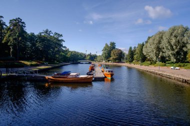 Finlandiya 'da Kotka Limanı' nda Sapokka halk parkında tekneler yüzüyor.