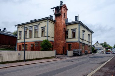 İtfaiye ve Porvoo şehrinin merkezindeki kule. Finlandiya. Sonbahar.