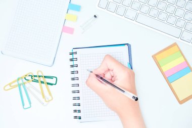 Masanın üstünde duran bir dizüstü bilgisayar.