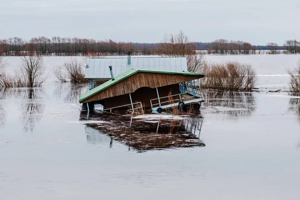 Huset sjönk efter översvämningen.. — Stockfoto