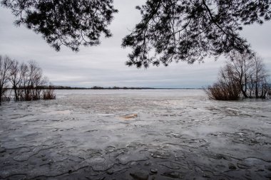 İlkbaharın başlarında göl ve üzerinde buz blokları