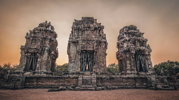 Dağın tepesinde Phnom Krom Tapınağı