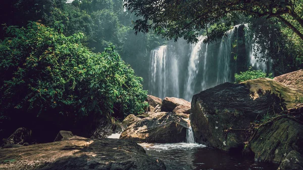 Tropik şelale Phnom Kulen, Kamboçya