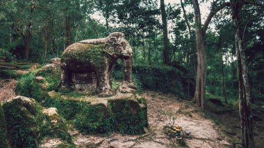 Phnom Kulen 'deki eski fil heykeli, Siem Reap, Kamboçya