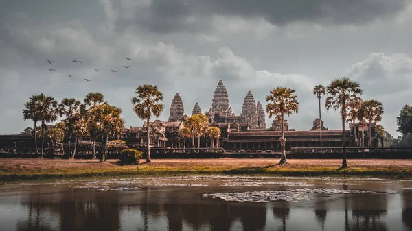 Kamboçya 'daki Angkor Wat tapınağının panorama fotoğrafı.