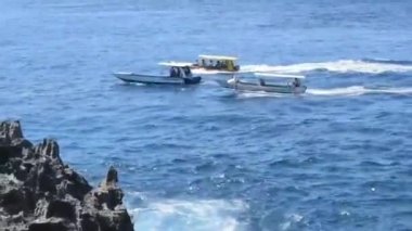 Angel 's Billabong, Nusa Penida Adası' ndaki Broken Beach 'te Endonezya' daki Bali 'de Melek' in Billabong Sahili olarak bilinen güzel sahildeki eşsiz doğal kayaların ve kayalıkların muhteşem manzarası.