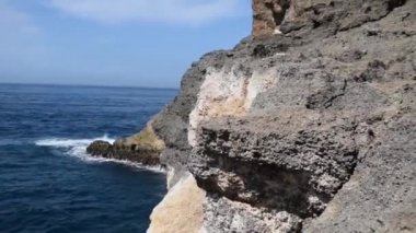 Angel 's Billabong, Nusa Penida Adası' ndaki Broken Beach 'te Endonezya' daki Bali 'de Melek' in Billabong Sahili olarak bilinen güzel sahildeki eşsiz doğal kayaların ve kayalıkların muhteşem manzarası.