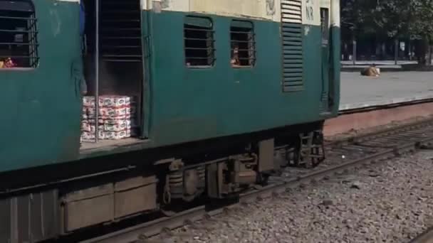 Express Τρένο Κινείται Προς Εμπρός Κατά Διάρκεια Της Άνοιξης Κάτω — Αρχείο Βίντεο