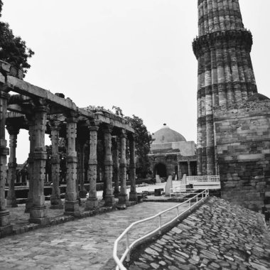 Kutub Minar Kompleksi 'nin içinde antika harabeler ve iç kareler var. Mehrauli 'deki UNESCO Dünya Mirası, Qutub Minar' daki Eski Mimari, Delhi 'deki gündüz vakti, eski mimarideki Kutub Minar
