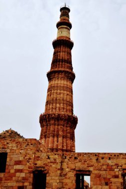 Kutub Minar Yeni Delhi, Hindistan, Hindistan 'daki en uzun minare mermer ve kırmızı kumtaşı kulesidir ve bu kule Müslüman yönetiminin başlangıcını temsil eder, Kutub Minar Kompleksi, Dünya' nın en uzun tuğla minaresi.