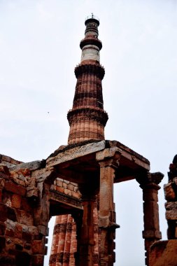 Kutub Minar Yeni Delhi, Hindistan, Hindistan 'daki en uzun minare mermer ve kırmızı kumtaşı kulesidir ve bu kule Müslüman yönetiminin başlangıcını temsil eder, Kutub Minar Kompleksi, Dünya' nın en uzun tuğla minaresi.