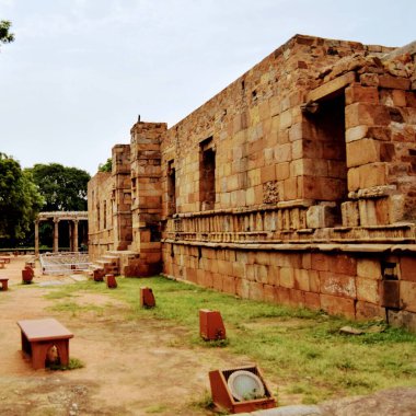 Kutub Minar Kompleksi 'nin içinde antika harabeler ve iç kareler var. Mehrauli 'deki UNESCO Dünya Mirası, Qutub Minar' daki Eski Mimari, Delhi 'deki gündüz vakti, eski mimarideki Kutub Minar