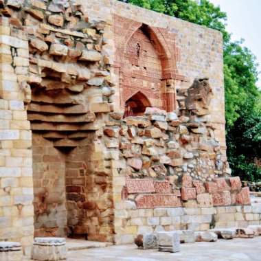 Kutub Minar Kompleksi 'nin içinde antika harabeler ve iç kareler var. Mehrauli 'deki UNESCO Dünya Mirası, Qutub Minar' daki Eski Mimari, Delhi 'deki gündüz vakti, eski mimarideki Kutub Minar