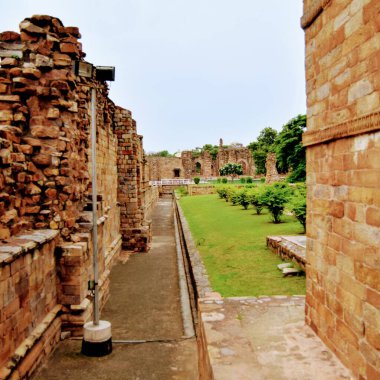 Kutub Minar Kompleksi 'nin içinde antika harabeler ve iç kareler var. Mehrauli 'deki UNESCO Dünya Mirası, Qutub Minar' daki Eski Mimari, Delhi 'deki gündüz vakti, eski mimarideki Kutub Minar
