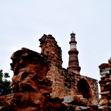 Kutub Minar Yeni Delhi, Hindistan, Hindistan 'daki en uzun minare mermer ve kırmızı kumtaşı kulesidir ve bu kule Müslüman yönetiminin başlangıcını temsil eder, Kutub Minar Kompleksi, Dünya' nın en uzun tuğla minaresi.